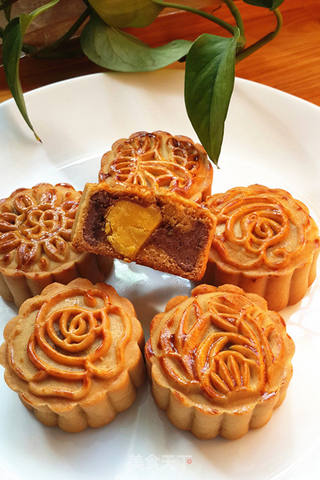 广式豆沙蛋黄月饼的做法步骤:11