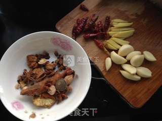 板栗烧鸡的做法步骤:3