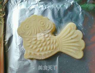 金鱼豆沙月饼的做法步骤:10