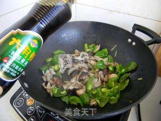 香菇炒青椒的做法步骤:6