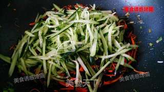 木耳胡萝卜黄瓜炒鸡蛋的做法步骤:5