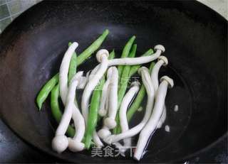雄鸡报晓餐盘画的做法步骤:3