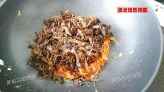 木耳胡萝卜黄瓜炒鸡蛋的做法步骤:4
