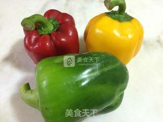 三椒鸡菇丁（别名：炒鸡好吃）的做法步骤：2