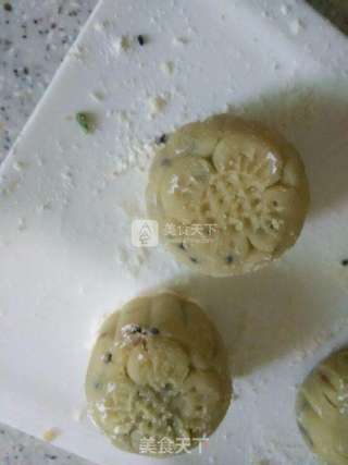 蛋黄莲蓉月饼~50克的做法步骤:4