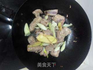 排骨炖干豆腐的做法步骤：3