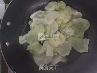 油渣炒手撕圆白菜的做法步骤:3