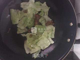 油渣炒手撕圆白菜的做法步骤:6