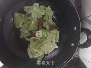 油渣炒手撕圆白菜的做法步骤:7