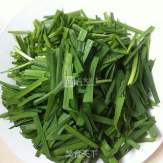 花蛤鸡蛋炒韭菜的做法步骤：2