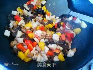 肉丁荷塘小炒的做法步骤:11