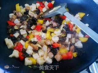 肉丁荷塘小炒的做法步骤:12
