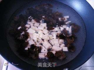 肉丁荷塘小炒的做法步骤:4