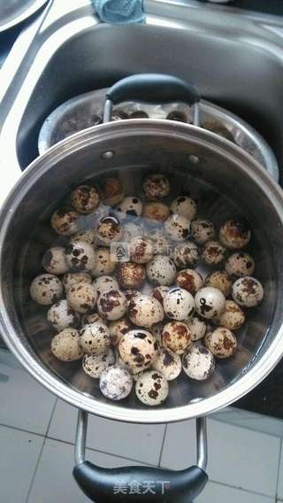 五香鹌鹑卤蛋的做法步骤：2