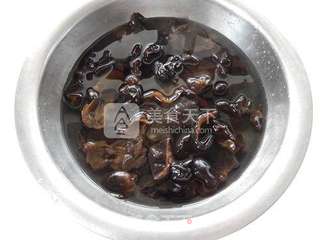 笋干木耳鲜肉馄饨的做法步骤:2