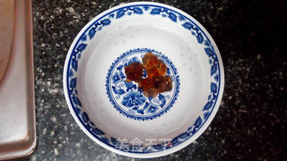 牛奶炖桃胶皂荚米的做法步骤：1