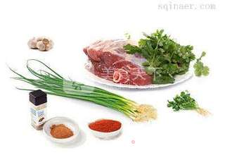 #色香味俱全的孜然羊肉的做法图解2