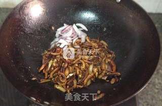 炝炒鱿鱼丝,爱吃鱿鱼的看过来!的做法步骤:6