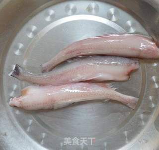 孜然九肚鱼的做法步骤：1