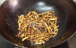 炝炒鱿鱼丝,爱吃鱿鱼的看过来!的做法步骤:5