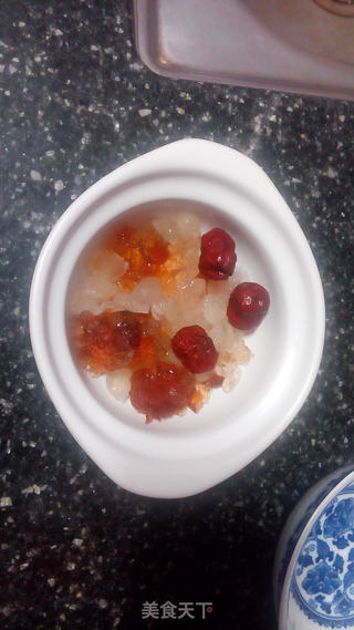 牛奶炖桃胶皂荚米的做法步骤：3