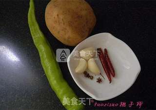 尖椒土豆丝的做法步骤：1
