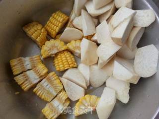 玉米鲍菇排骨汤的做法步骤：2