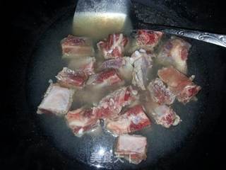 玉米鲍菇排骨汤的做法步骤：1