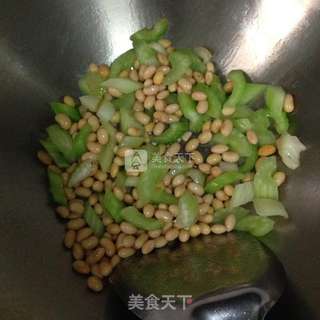 西芹炒黄豆的做法步骤:4