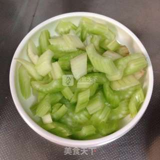 西芹炒黄豆的做法步骤:2