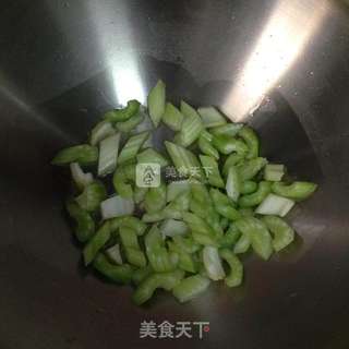 西芹炒黄豆的做法步骤:3