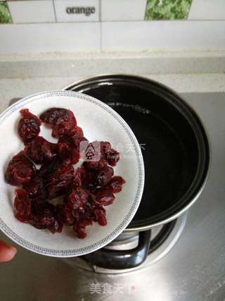 蔓越莓酒酿鸡蛋汤的做法步骤:2