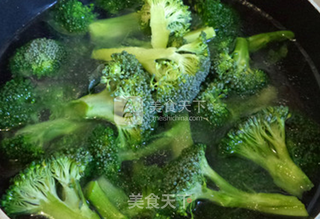 彩虹什蔬伴松子的做法步骤:3
