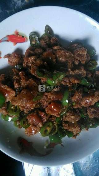 青椒炒油渣的做法步骤:7