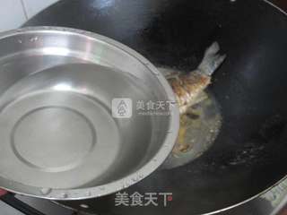 胡萝卜鲫鱼菜干汤的做法步骤:8