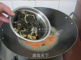 胡萝卜鲫鱼菜干汤的做法步骤:10