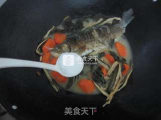 胡萝卜鲫鱼菜干汤的做法步骤:11