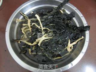 胡萝卜鲫鱼菜干汤的做法步骤:2