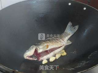 胡萝卜鲫鱼菜干汤的做法步骤:7