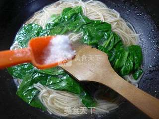 猪肉菠菜拉面的做法步骤：7