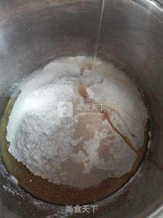 香辣金枪鱼披萨的做法步骤：1