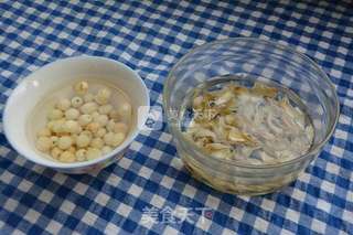 银耳红枣莲子羹的做法步骤：2
