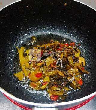 酸菜炒鸡肉的做法步骤:3