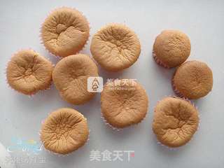 万圣节蜘蛛杯子蛋糕的做法步骤:14