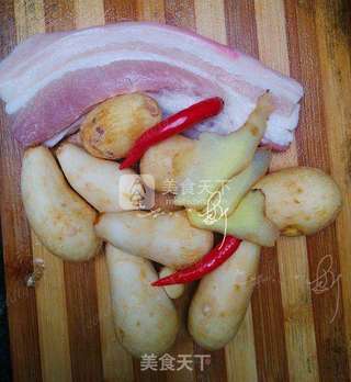 五花肉烧小芋头的做法步骤：1