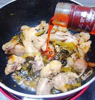 酸菜炒鸡肉的做法步骤:8