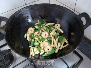 虾仁秋葵炒豆干的做法步骤:10