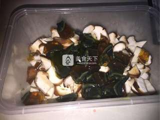 香菇皮蛋瘦肉粥的做法步骤：3