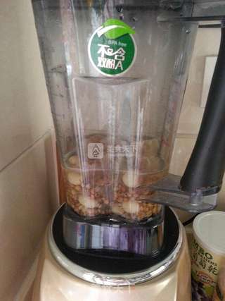 银耳薏仁莲子咸汤的做法步骤:4
