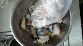 咸菜烧花鲢的做法步骤:2